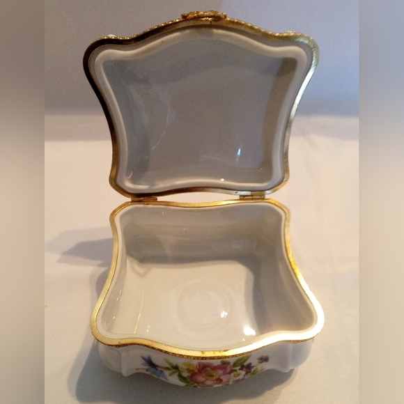 LIMOGES PORCELAIN BOX - Picture 2 of 6